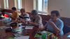 Seniorki robią ozdoby świąteczne
